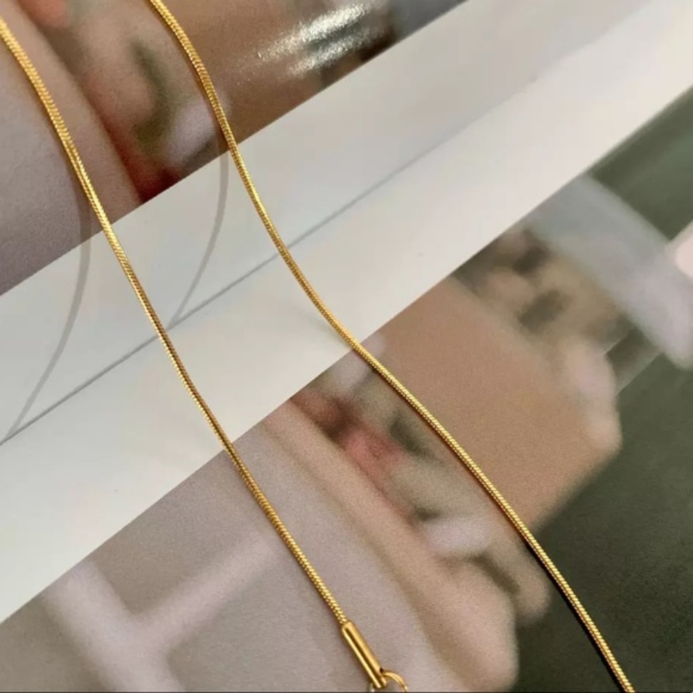 NEW 18K Gold Thin 🐍Snake Chain Necklace - Picture 2 of 3